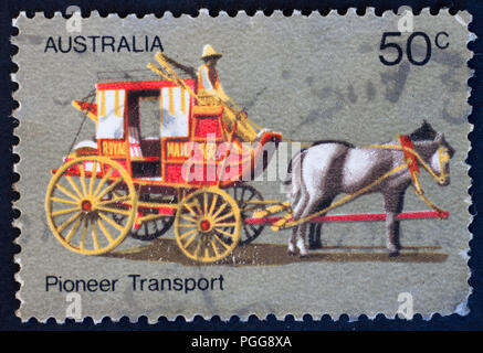 Australien - ca. 1972: Eine Briefmarke gedruckt in Australien zeigt Reisebusverkehr, australischen Pionier leben ca. 1972 Stockfoto