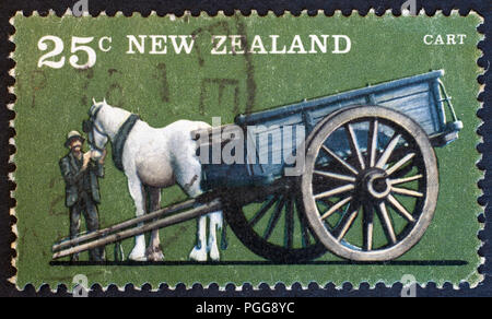 Neuseeland - ca. 1976: Briefmarke von Neuseeland gedruckt, zeigt landwirtschaftliche Fahrzeuge, Pferdewagen, ca. 1976 Stockfoto