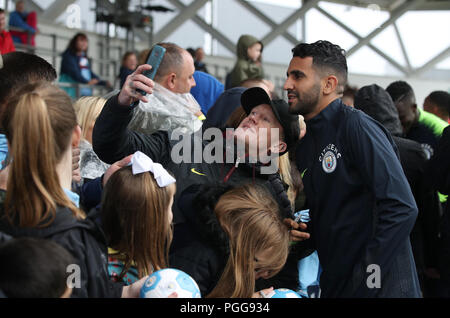 Von Manchester City Riyad Mahrez Autogramme für die Fans während der offenen Training an der Akademie Stadion, Manchester. PRESS ASSOCIATION Foto. Bild Datum: Sonntag, August 26, 2018. Siehe PA-Geschichte Fußball Mann Stadt. Photo Credit: Nick Potts/PA-Kabel Stockfoto