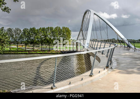 Nigtevecht, Niederlande, 25. August 2018: Die neue Brücke für Fahrräder und Fußgänger über die Amsterdam Rhein Kanal aus dem westlichen Bank gesehen Stockfoto