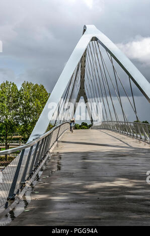 Nigtevecht, Niederlande, 25. August 2018: Die eleganten Bogen aus Stahl und Beton Fahrbahn der neuen Brücke für Fußgänger und Fahrräder Stockfoto