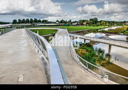 Nigtevecht, Niederlande, 25. August 2018: Blick von der neuen Brücke über Amsterdam-rhein-Kanal in Richtung Dorf, über eine Reihe von zu erreichen. Stockfoto