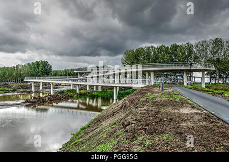 Nigtevecht, Niederlande, 25. August 2018: Dunkle Wolken über der Haarnadelkurven, die zu den neuen Fahrrad Brücke über den Amsterdam-rhein- Stockfoto