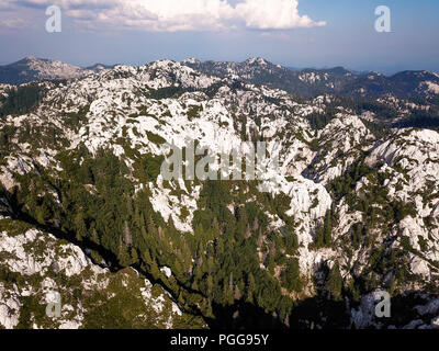 Die Nördlichen Velebit Nationalpark (Kroatisch: Nacionalni park Sjeverni Velebit) ist berühmt für seine Vielfalt an karstlandschaft Formen. Stockfoto