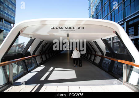 Neuer Eingang Crossrail in Canary Wharf Financial District in London, England, Vereinigtes Königreich. Canary Wharf ist ein Bereich, der immer noch wächst, wie der Bau von neuen Wolkenkratzern fort. Stockfoto