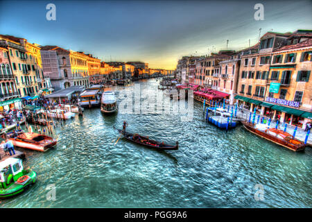 Stadt Venedig Italien. Künstlerische Dämmerung Blick auf den Canal Grande, von der Rialto Brücke gesehen. Stockfoto