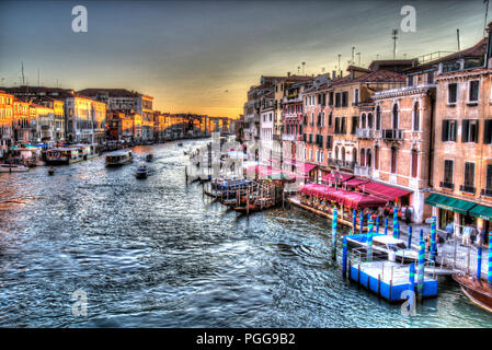 Stadt Venedig Italien. Künstlerische Dämmerung Blick auf den Canal Grande, von der Rialto Brücke gesehen. Stockfoto