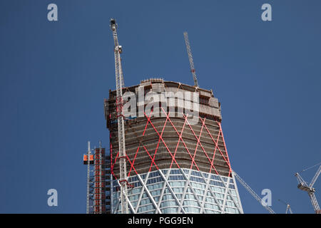 Neubau von 60 story Residential Tower Block Neufundland in Canary Wharf Financial District in London, England, Vereinigtes Königreich. Neufundland ist ein 60-stöckiges Wohngebäude, die auf der westlichen Seite des Canary Wharf Estate gelegen und von Westferry Road im Westen gebunden werden, Naher Dock im Osten, und die Bank Street im Süden. Die slim-diamond Form des Turms wird durch die schmale Auflagefläche des Standorts bestimmt. Die dia-grid strukturelle System an der Fassade des Gebäudes unterstützt ausgedrückt und Klammern der Struktur. Stockfoto