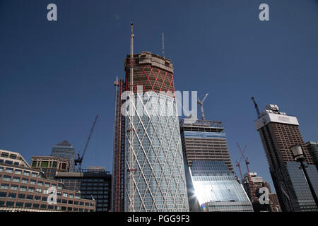 Neubau von 60 story Residential Tower Block Neufundland in Canary Wharf Financial District in London, England, Vereinigtes Königreich. Neufundland ist ein 60-stöckiges Wohngebäude, die auf der westlichen Seite des Canary Wharf Estate gelegen und von Westferry Road im Westen gebunden werden, Naher Dock im Osten, und die Bank Street im Süden. Die slim-diamond Form des Turms wird durch die schmale Auflagefläche des Standorts bestimmt. Die dia-grid strukturelle System an der Fassade des Gebäudes unterstützt ausgedrückt und Klammern der Struktur. Stockfoto