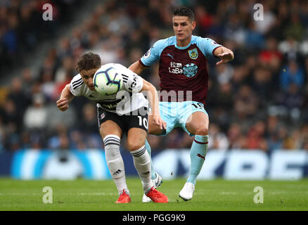 Die fulham Tom Cairney (links) und Burnley von Ashley Westwood Kampf um den Ball während der Premier League Spiel im Craven Cottage, London. PRESS ASSOCIATION Foto. Bild Datum: Sonntag, August 26, 2018. Siehe PA-Geschichte Fußball Fulham. Photo Credit: John Walton/PA-Kabel. Einschränkungen: EDITORIAL NUR VERWENDEN Keine Verwendung mit nicht autorisierten Audio-, Video-, Daten-, Spielpläne, Verein/liga Logos oder "live" Dienstleistungen. On-line-in-Match mit 120 Bildern beschränkt, kein Video-Emulation. Keine Verwendung in Wetten, Spiele oder einzelne Verein/Liga/player Publikationen. Stockfoto