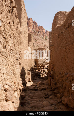 Eine schmale Gasse zwischen Schlamm und Steinhäusern in einem Dorf in Mali, Westafrika Stockfoto