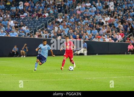 New York, NY - 22. August 2018: Alejandro Romero Gamarra Kaku (10) der Red Bulls ball Kontrollen bei den regelmäßigen MLS Spiel gegen NYCFC im Yankee Stadium Spiel endete im Draw 1 - 1 Stockfoto