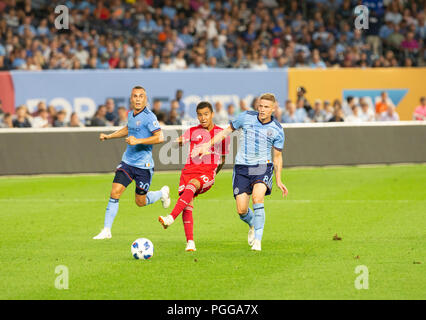 New York, NY - 22. August 2018: Alejandro Romero Gamarra Kaku (10) der Red Bulls Kugel während der regelmäßigen MLS Spiel geht gegen NYCFC im Yankee Stadium Spiel endete im Draw 1 - 1 Stockfoto