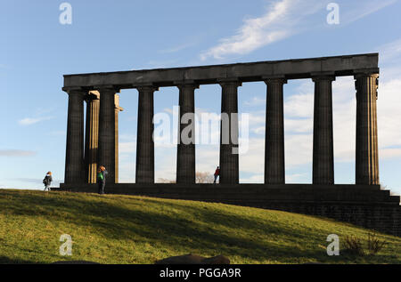 Touristen fotografieren das Unfinished National Monument of Scotland auf Calton Hill, Edinburgh, Schottland Stockfoto