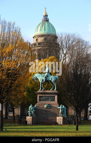 Prince Albert Memorial in Charlotte Square, Edinburgh, Schottland Großbritannien. Kuppel des West Register House, in der sich das National Archive in der Ferne befindet Stockfoto