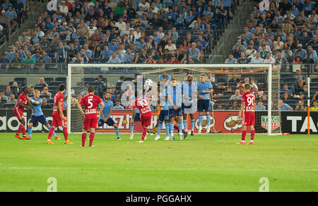 New York, NY - 22. August 2018: Alejandro Romero Gamarra Kaku (10) der Red Bulls Freistoß führt während der regulären MLS Spiel gegen NYCFC im Yankee Stadium Spiel endete im Draw 1 - 1 Stockfoto