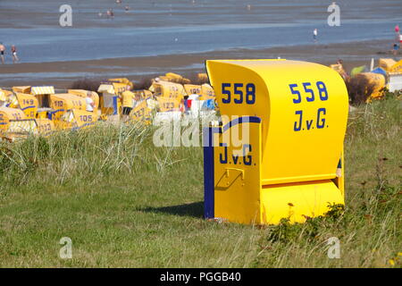 Strand mit Liegen in Cuxhaven-Duhnen, Nordsee Hotel Cuxhaven, Niedersachsen, Deutschland, Europa I Strand mit Strandkörben in Cuxhaven-Duhnen, Keine Stockfoto