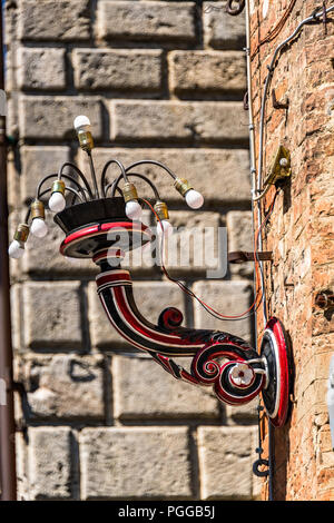 Eine dekorative Lampe, die in der Stadt Seila, Toskana, Italien, verbreitet ist. Das historische Zentrum von Siena wurde von der UNESCO zum Weltkulturerbe erklärt Stockfoto