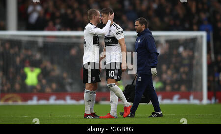 Die fulham Andre Schurrle (links) und Tom Cairney (Mitte) während der Premier League Spiel im Craven Cottage, London. PRESS ASSOCIATION Foto. Bild Datum: Sonntag, August 26, 2018. Siehe PA-Geschichte Fußball Fulham. Photo Credit: John Walton/PA-Kabel. Einschränkungen: EDITORIAL NUR VERWENDEN Keine Verwendung mit nicht autorisierten Audio-, Video-, Daten-, Spielpläne, Verein/liga Logos oder "live" Dienstleistungen. On-line-in-Match mit 120 Bildern beschränkt, kein Video-Emulation. Keine Verwendung in Wetten, Spiele oder einzelne Verein/Liga/player Publikationen. Stockfoto