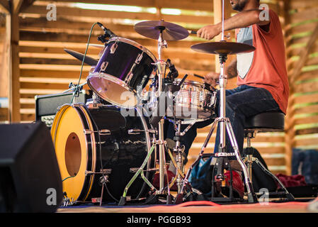 Schlagzeuger auf der Bühne. Stockfoto