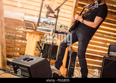 Gitarrist auf der Bühne. Stockfoto