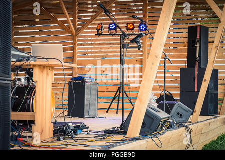 Eine Open-Air-Bühne mit Musik Instrumente und Geräte. Stockfoto