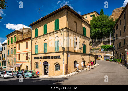 Sorano ist eine Stadt in der Provinz Grosseto in der südlichen Toskana. Es ist eine alte, mittelalterliche Hügelstadt, die von einem Tuffstein über dem Fluss Lente hängt. Stockfoto