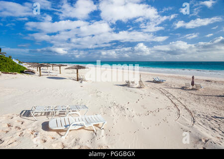 Tropische strohgedeckten Sonnenschirmen auf einem wunderschönen karibischen Strand Stockfoto