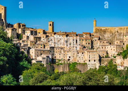 Sorano ist eine Stadt in der Provinz Grosseto in der südlichen Toskana. Es ist eine alte, mittelalterliche Hügelstadt, die von einem Tuffstein über dem Fluss Lente hängt. Stockfoto