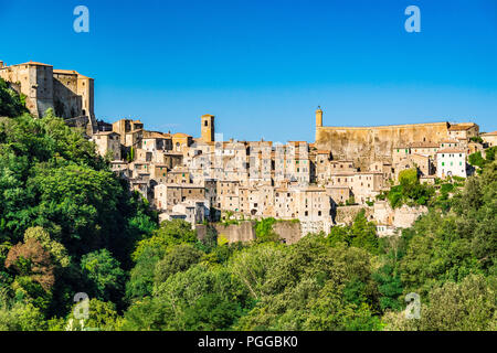 Sorano ist eine Stadt in der Provinz Grosseto in der südlichen Toskana. Es ist eine alte, mittelalterliche Hügelstadt, die von einem Tuffstein über dem Fluss Lente hängt. Stockfoto