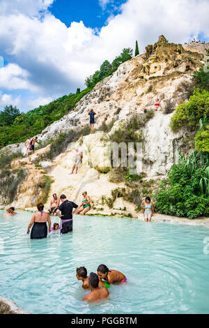 Die kostenlosen heißen Quellen im Park der Mühlen, oder Parco dei Mulini, stromabwärts von ihren bekannteren Versionen in der Stadt Bagno Vignoni. Stockfoto