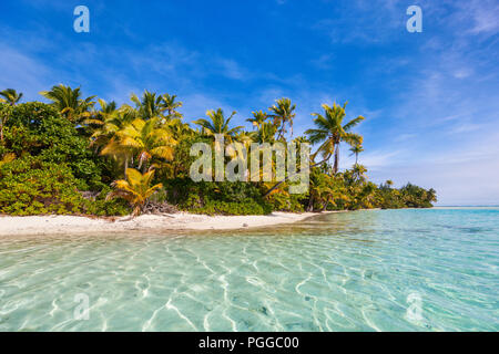 Atemberaubende tropische Aitutaki einen Fuß Insel mit Palmen, weißer Sand, türkises Meer Wasser und blauem Himmel in der Cook Inseln, Südpazifik Stockfoto