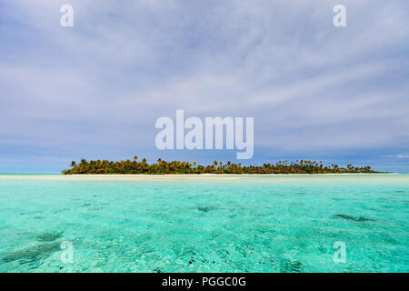 Atemberaubende tropische Aitutaki einen Fuß Insel mit Palmen, weißer Sand, türkises Meer Wasser und blauem Himmel in der Cook Inseln, Südpazifik Stockfoto