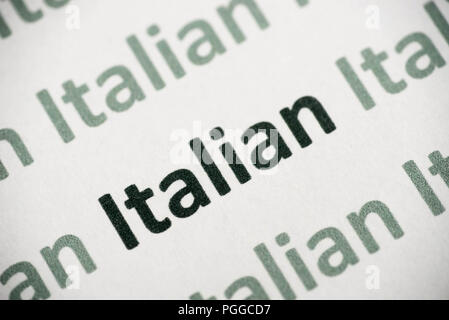 Wort der Italienischen Sprache auf weißem Papier Makro gedruckt Stockfoto