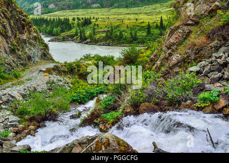 Mountain Creek unter Klippen von Canyon unter Felsbrocken in die Katun Flusses in Altai Gebirge fließt, Russland - schöne Sommer Landschaft. Schönheit von Stockfoto