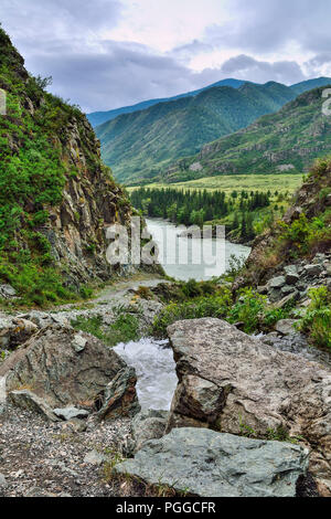 Mountain Creek mit Wasserfällen unter Klippen von Canyon unter Felsbrocken in die Katun Flusses in Altai Gebirge fließt, Russland - schöne Sommer Landsc Stockfoto