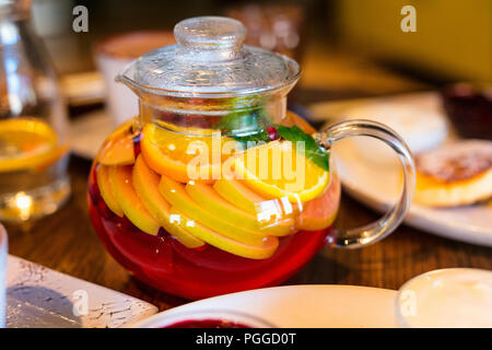 Heißen Tee mit wilden Beeren und Obst im Glas Teekanne Stockfoto