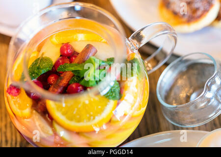 Heißen Tee mit wilden Beeren und Obst im Glas Teekanne Stockfoto