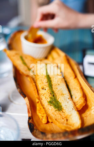 Knuspriges Weißbrot baguette belegt mit Pesto für einen Snack oder Aperitif im Restaurant serviert. Stockfoto