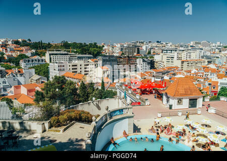 Lissabon, Portugal - 20. AUGUST 2017: Menschen Spaß im Pool auf dem Dach von Lissabon City Skyline Gebäude Stockfoto