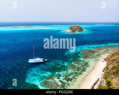 Antenne drone Blick auf die tropischen Inseln und dem türkisblauen Meer der Karibik Tobago Cays, St. Vincent und die Grenadinen Stockfoto