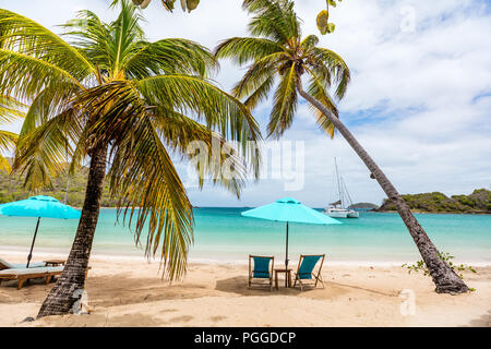 Idyllischen tropischen Strand mit weissem Sand, Palmen und das türkisblaue Karibische Meer Wasser auf mayreau Island in St. Vincent und die Grenadinen Stockfoto