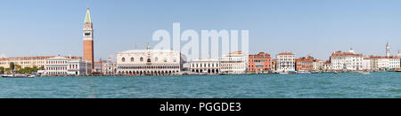 Panorama Blick auf den Hafen San Marco, Venedig, Venetien, Italien mit Dogenpalast, Markusplatz Campanile und Paläste auf Riva degli Schiavoni aus dem l Stockfoto