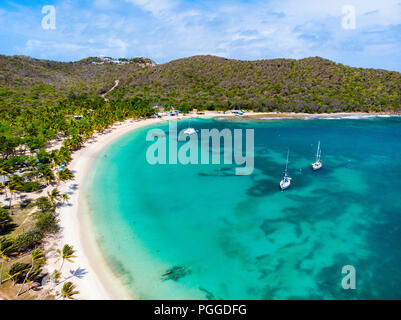 Antenne drone Blick auf die tropischen Insel Mayreau und das türkisblaue Karibische Meer in St. Vincent und die Grenadinen Stockfoto