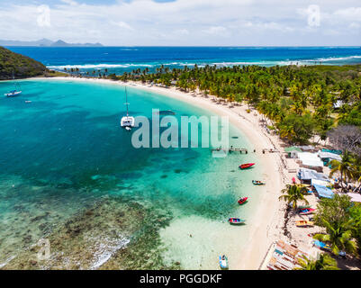 Antenne drone Blick auf die tropischen Insel Mayreau und das türkisblaue Karibische Meer in St. Vincent und die Grenadinen Stockfoto