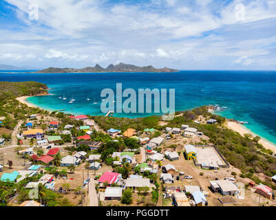 Antenne drone Blick auf die tropischen Insel Mayreau und das türkisblaue Karibische Meer in St. Vincent und die Grenadinen Stockfoto