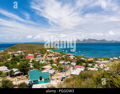 Antenne drone Blick auf die tropischen Insel Mayreau und das türkisblaue Karibische Meer in St. Vincent und die Grenadinen Stockfoto