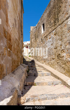 Historische Gasse mit Steintreppe in Lindos. Die Insel Rhodos, Griechenland Stockfoto