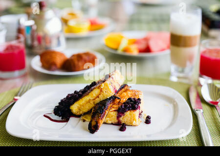 Lecker Banane French Toast zum Frühstück serviert. Stockfoto
