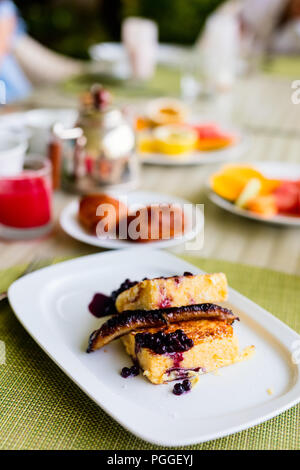 Lecker Banane French Toast zum Frühstück serviert. Stockfoto